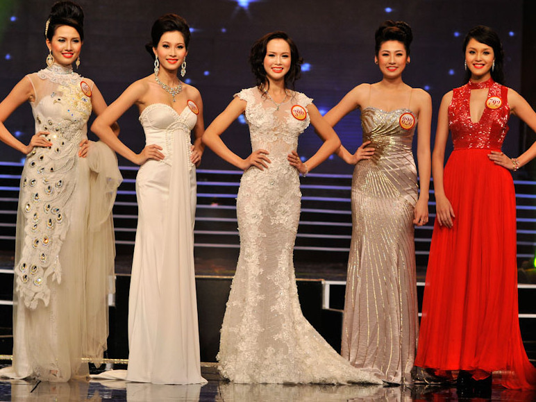 Top 5 hoa hậu Việt Nam 2012: Phan Thị Mơ, Đặng Thu Thảo, Vũ Ngọc Anh, Dương Tú Anh, Đỗ Hoàng Anh. Ảnh: Công Khanh