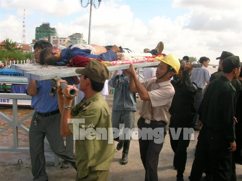 Hàng trăm chiếc cáng cứu thương rỉ máu chạy liên tục... Ảnh: Kiến Giang Khẩn trương cấp cứu người bị nạn. Ảnh : Sáu Nghệ Hàng trăm chiếc cáng cứu thương rỉ máu chạy liên tục... Ảnh: Kiến Giang Khẩn trương cấp cứu người bị nạn. Ảnh : Sáu Nghệ