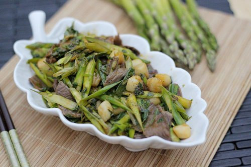 Công dụng và các món ngon dễ làm từ măng tây ảnh 3 Món xào đơn giản với măng tây giòn, thịt bò ngọt mềm và cồi sò điệp thơm ngon.