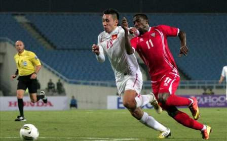 Tuyển Việt Nam (áo trắng) chơi hay ở vòng loại châu Á có ý nghĩa kích thích bầu không khí bóng đá nước nhà sau 1 năm Nhâm Thìn ảm đạm