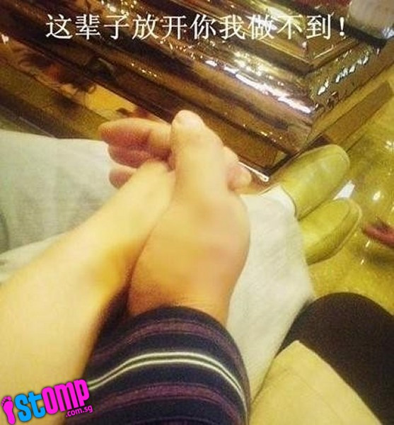 Cô gái trẻ và bạn trai tay trong tay