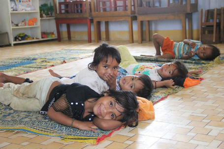 Trải những manh chiếu rách để ngủ trưa, không có chăn, các em dùng áo lót làm gối. 