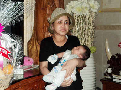 Bà Diệu Hiền chụp ảnh cùng cháu nội tháng 9/2012. Ảnh: Sáu Nghệ