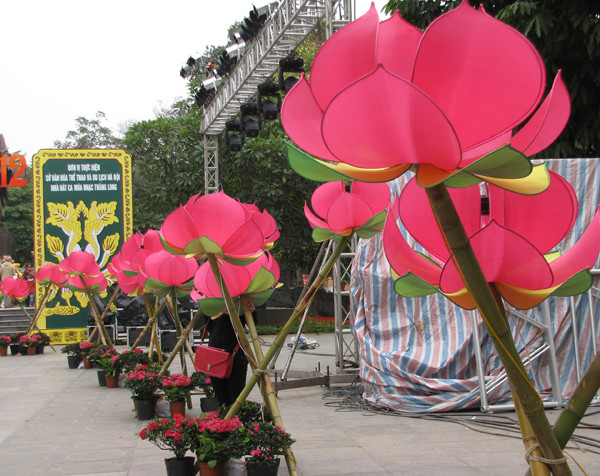 Những đóa hoa dựng trên đường vào quảng trường trước tượng đài vua Lý Thái Tổ