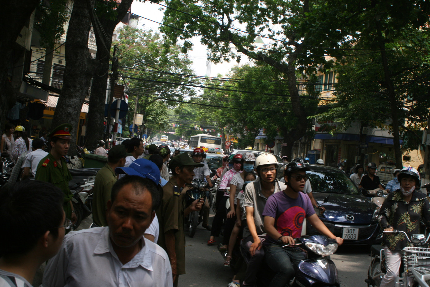 Phố Trần Nhân Tông bị ách tắc tại các điểm giao dịch vàng