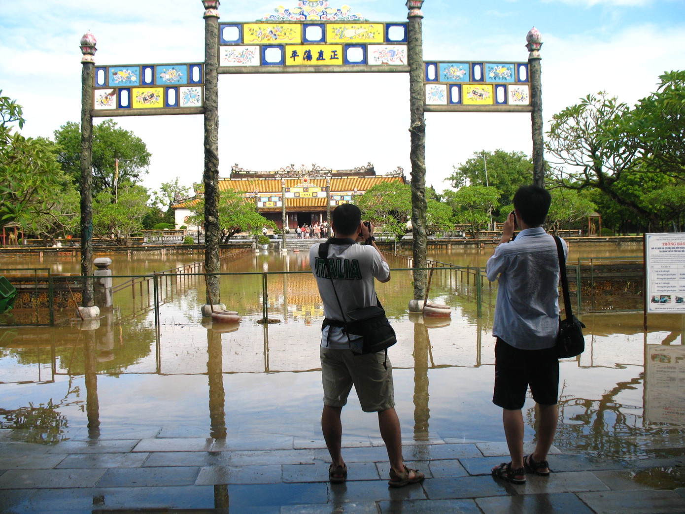 Gia cố bờ kè trước chùa Thiên Mụ để chống xói lở khi lũ lớn 