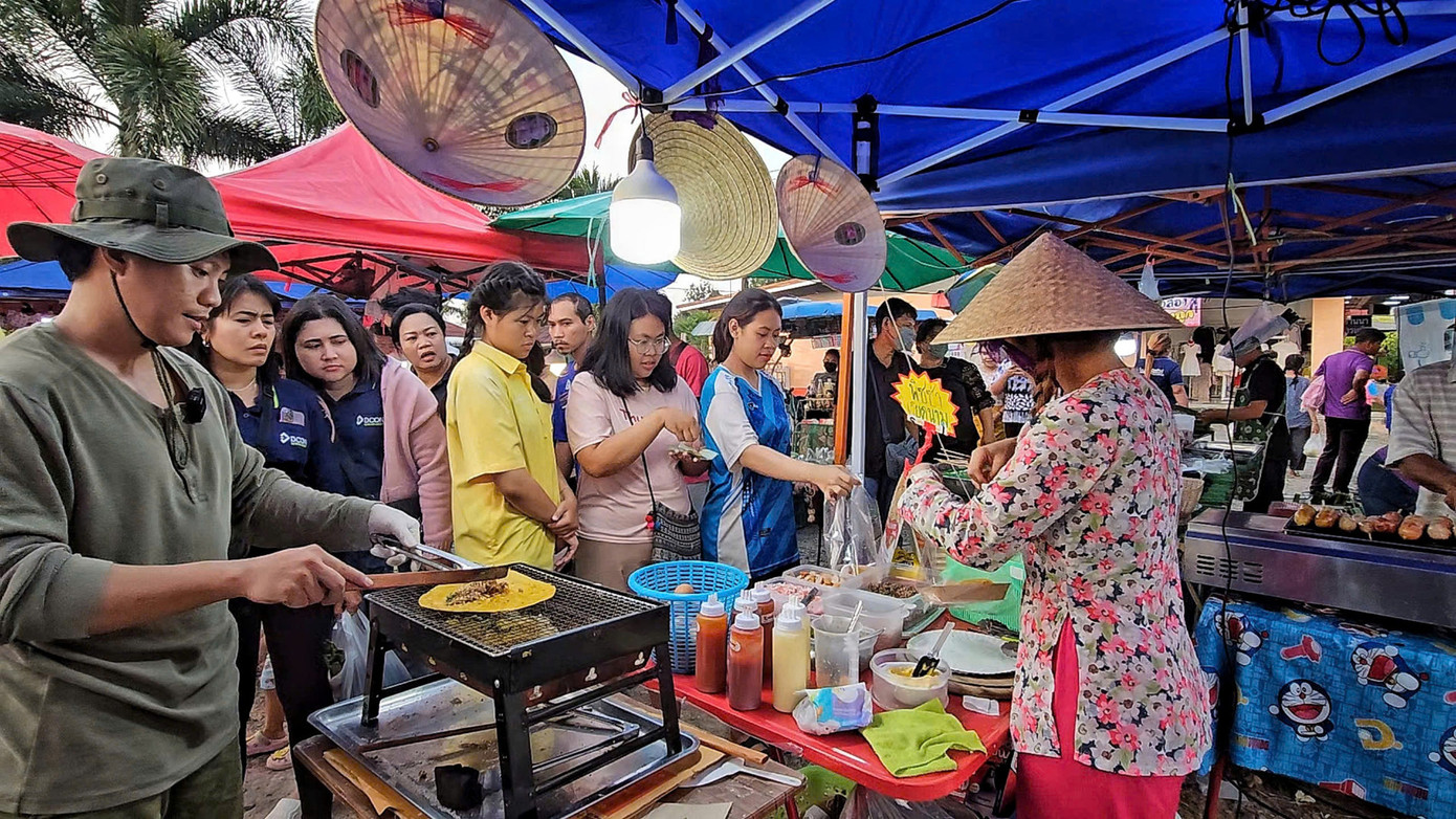 Tiệm bánh tráng nướng của đôi vợ chồng trẻ luôn tấp nập khách.
