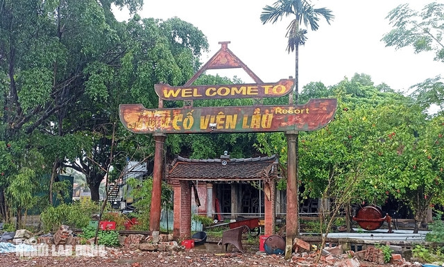 Cảnh nhếch nhác, hoang tàn trước lối vào Cố Viên lầu.