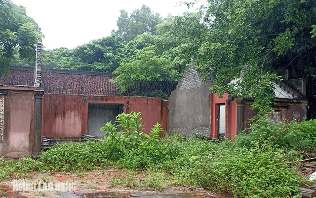 Điều đáng tiếc là có rất nhiều ngôi nhà đã hư hỏng, đổ sập mái.