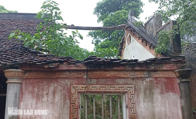 Một ngôi nhà cổ đã sập một gian nhà, trên bức tường còn đó những nét chạm trổ tinh xảo.