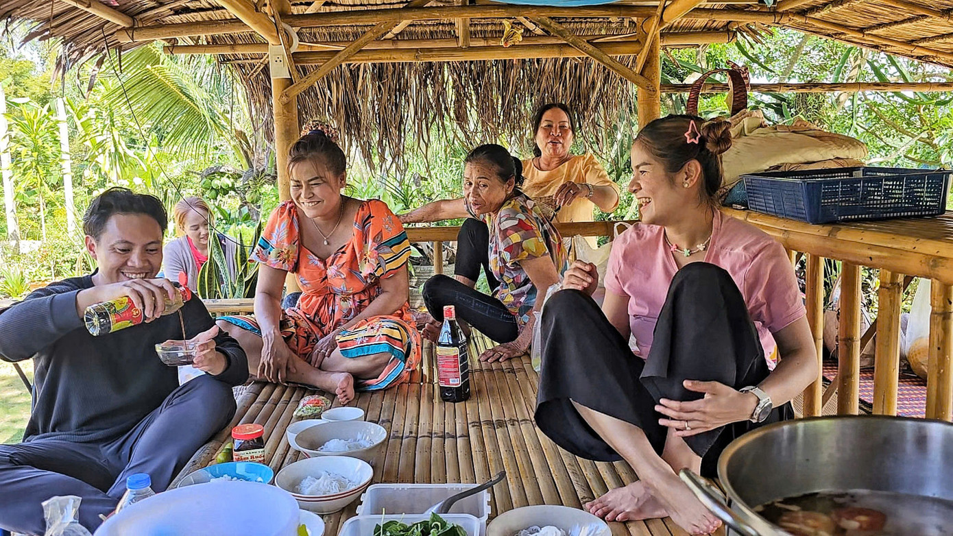 Vợ chồng Duy cũng thường nấu các món ăn Việt, mời bà con địa phương ở Thái Lan thưởng thức.