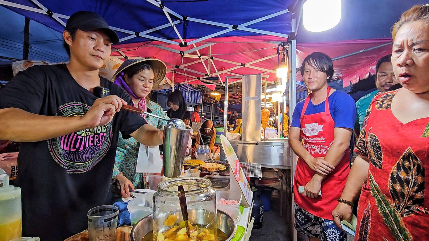 Cặp đôi bán thêm trà trái cây.