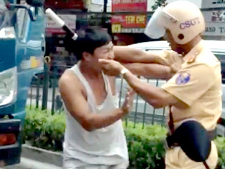 Cảnh xô xát cắt từ video clip