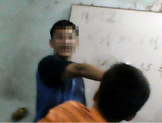 Thầy giáo dùng hết sức đánh học sinh.