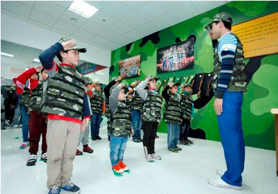 Bé tập làm quân nhân