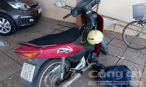 Bé trai bị ép giả bại não, bán hàng rong ảnh 3