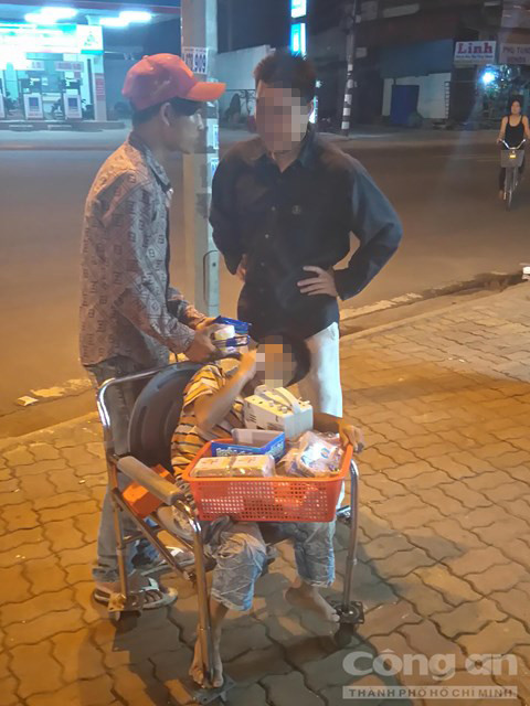Bé trai bị ép giả bại não, bán hàng rong ảnh 1