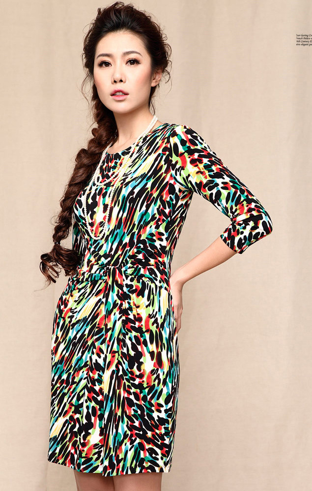 Phong cách họa tiết da báo cách điệu với màu sắc tươi tắn, trẻ trung Hoa văn với tone màu trầm rất "tây" khi kết hợp với điểm nhấn là thắt lưng bản to với cổ áo bằng chất liệu da.