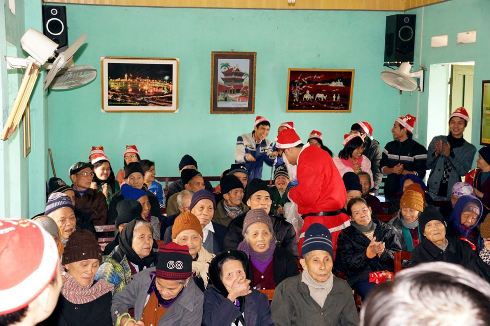 Giáng sinh ấm áp cho những người già neo đơn, khuyết tật tại Trung tâm phong Quả Cảm (Bắc Ninh). Ảnh: CLB Những ước mơ xanh Hà Nội cung cấp