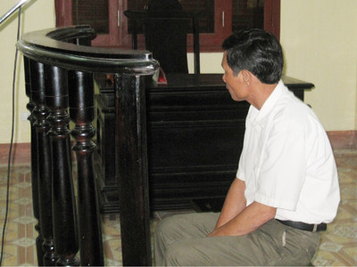 Dương Đình Trang tìm mọi cách quay mặt để để tránh ống kính phóng viên