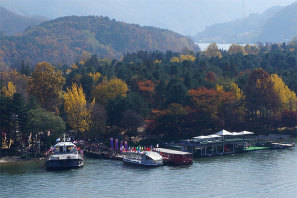  Sẽ có tàu đón bạn sang đảo không mất phí, thời gian di chuyển khoảng 5-7 phút. Hãy chọn vị trí đẹp trên boong để vừa đi vừa ngắm cảnh và chụp ảnh