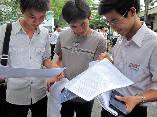 Thí sinh thi vào Trường ĐH Bách khoa TP.HCM năm 2011. Năm nay trường này bổ sung khối thi A1. Ảnh: Đào Ngọc Thạch Thí sinh thi vào Trường ĐH Bách khoa TP.HCM năm 2011. Năm nay trường này bổ sung khối thi A1