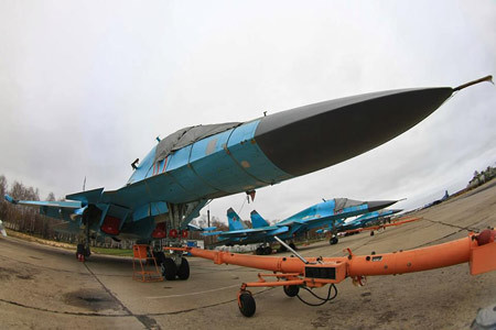 Máy bay thiết kế với 2 chỗ ngồi (phi công và sĩ quan điều khiển vũ khí)