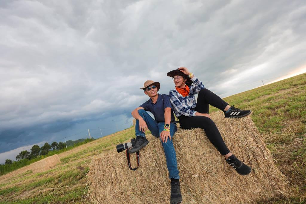 Các nhân viên của Tập đoàn TH cũng thường xuyên chọn cho mình những góc check-in theo phong cách lãng mạn hoặc “bao ngầu” trên đồng cỏ. Ảnh: Facebook Vy Hằng