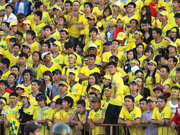 Cổ động viên xứ Nghệ thất thần khi nhìn hạng ba của giải tuột khỏi tay. Họ lại nhắc đến Công Vinh... Ảnh: Nhật Anh