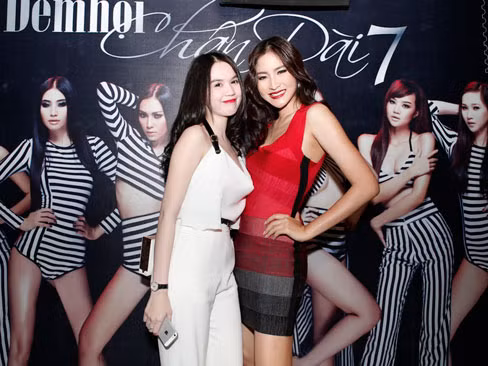 Ngọc Trinh tự tin tạo dáng cùng một người mẫu nước ngoài