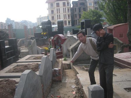 Dũng “mồ mả” (trái) đang bàn thảo giá một huyệt mộ với khách