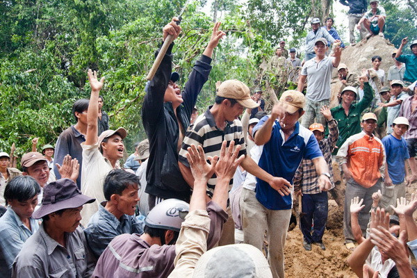 Sau vài giờ cật lực đào xới, đội săn kỳ nam quê Vạn Giã tìm được vài mẩu kỳ nam bằng đốt tay. Hơn 300 thành viên trong đội cùng hân hoan vui sướng, còn ông trùm vội cất kỳ nam vào túi để tránh bị cướp giật