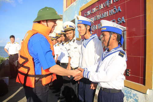 Bí thư T.Ư Đoàn thăm hỏi, động viên chiến sỹ đảo Đá Thị