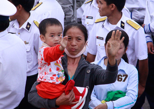 Tiễn chồng ra đảo xa. Mỗi chiến sĩ sẽ ra đảo làm nhiệm vụ trong vòng 18 tháng, đồng nghĩa với việc họ sẽ phải đón Tết xa nhà