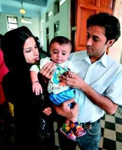 Vợ chồng Sara và Ismail cùng đứa con 8 tháng tuổi của họ Vợ chồng Sara và Ismail cùng đứa con 8 tháng tuổi của họ