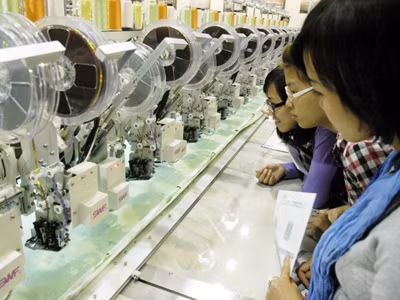 Tham quan dây chuyền dệt may tiên tiến