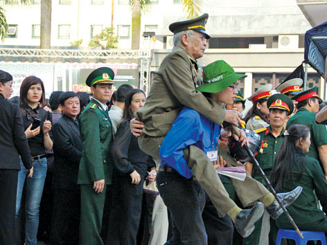 Các cựu chiến binh được thanh niên tình nguyện giúp đỡ. Các cựu chiến binh được thanh niên tình nguyện giúp đỡ
