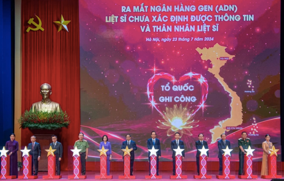 Thủ tướng Phạm Minh Chính và đại diện bộ ngành thực hiện nghi thức ra mắt ngân hàng gen liệt sĩ và thân nhân.