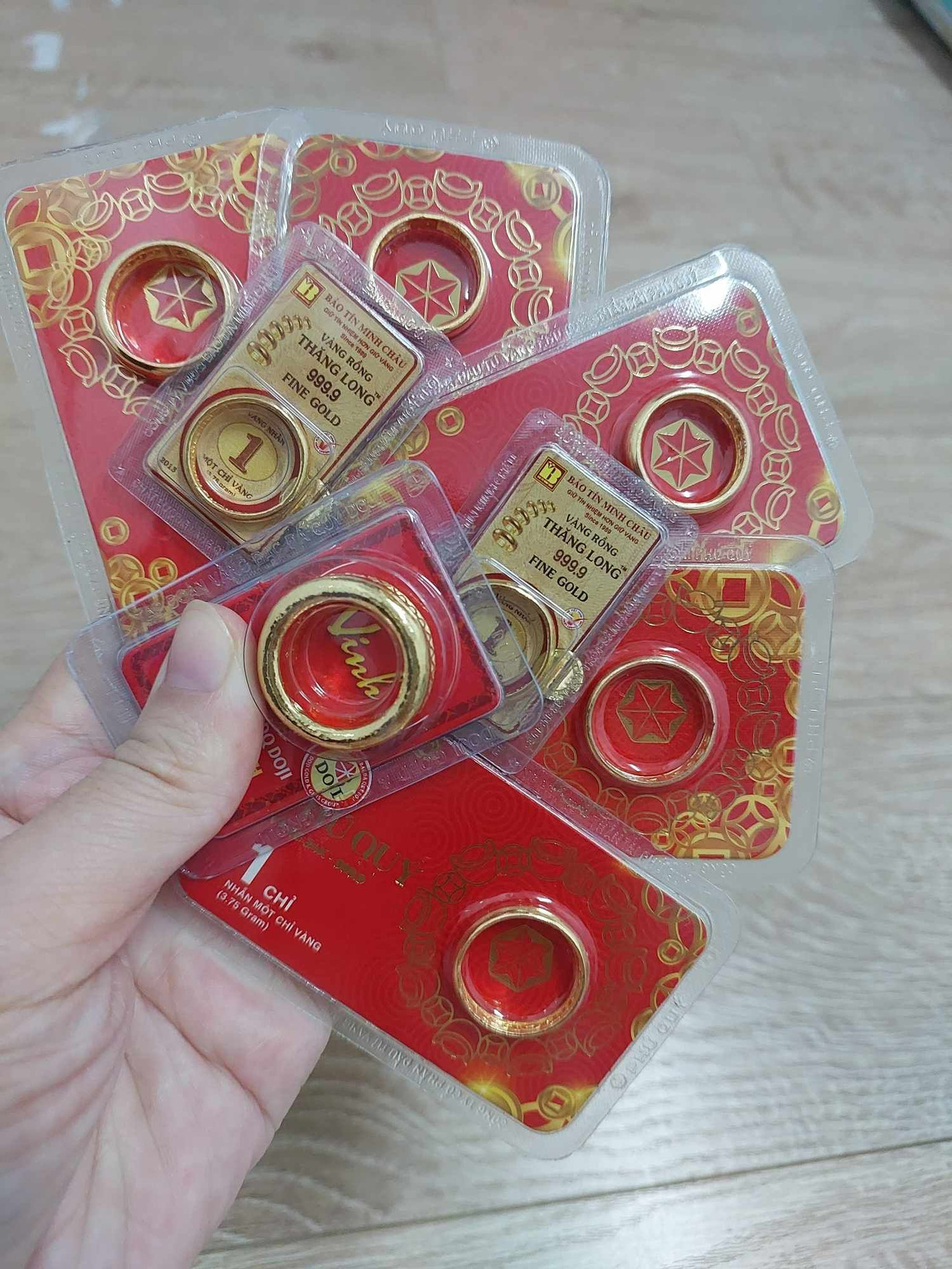 Giá vàng nhẫn tròn trơn 75,5 - 77 triệu đồng/lượng mua vào - bán ra.