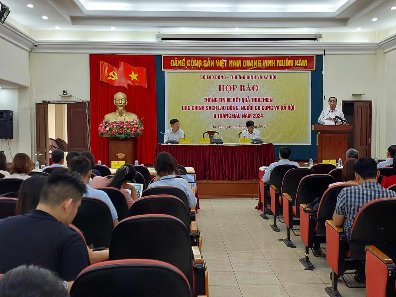 Toàn cảnh họp báo thông tin kết quả chính sách lao động, người có công và xã hội 6 tháng đầu năm 2024. Toàn cảnh họp báo thông tin kết quả chính sách lao động, người có công và xã hội 6 tháng đầu năm 2024.