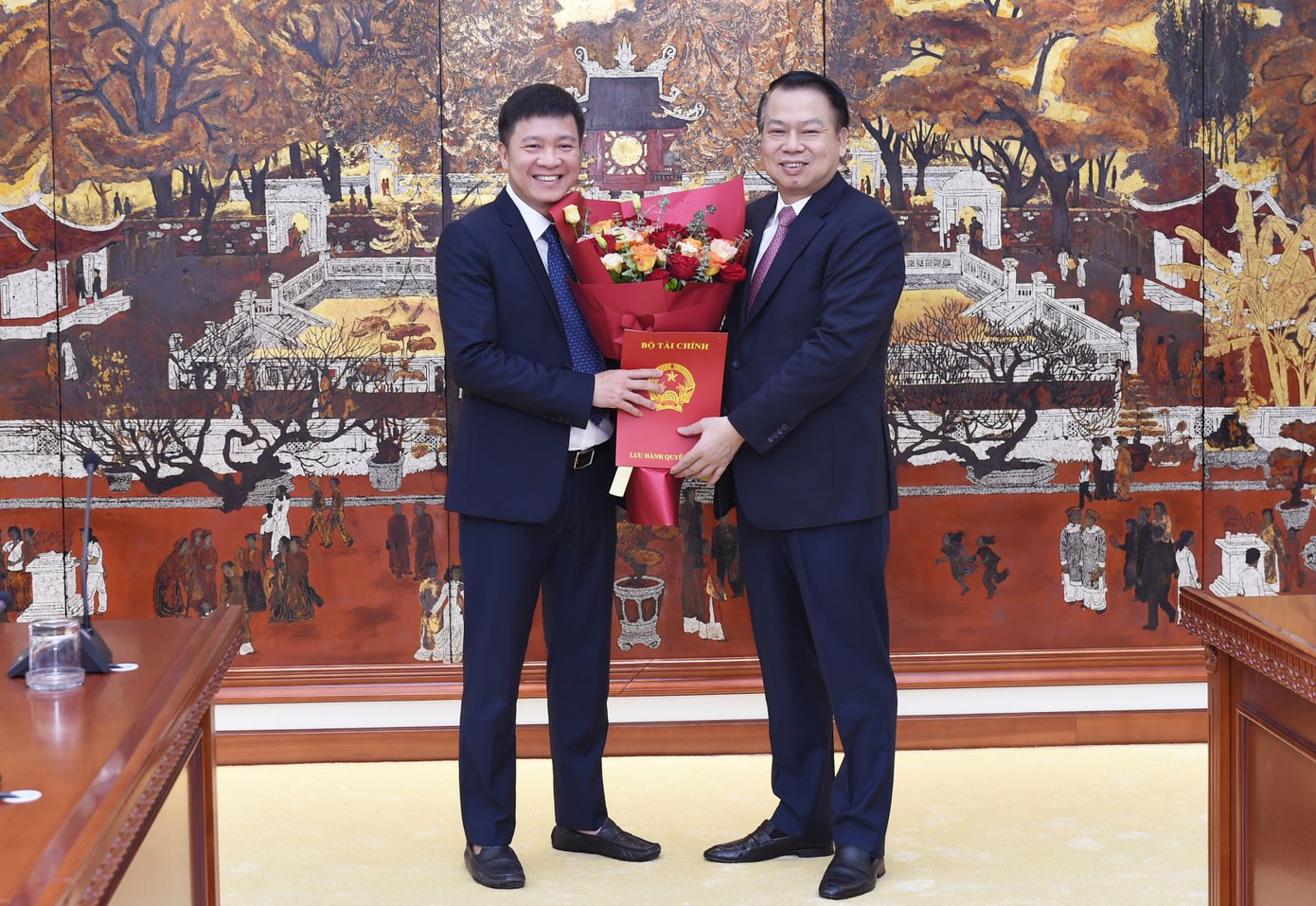 Thứ trưởng Nguyễn Đức Chi trao quyết định điều động, bổ nhiệm ông Chu Đức Lam giữ chức Vụ trưởng Vụ Tài chính hành chính sự nghiệp Thứ trưởng Nguyễn Đức Chi trao quyết định điều động, bổ nhiệm ông Chu Đức Lam giữ chức Vụ trưởng Vụ Tài chính hành chính sự nghiệp