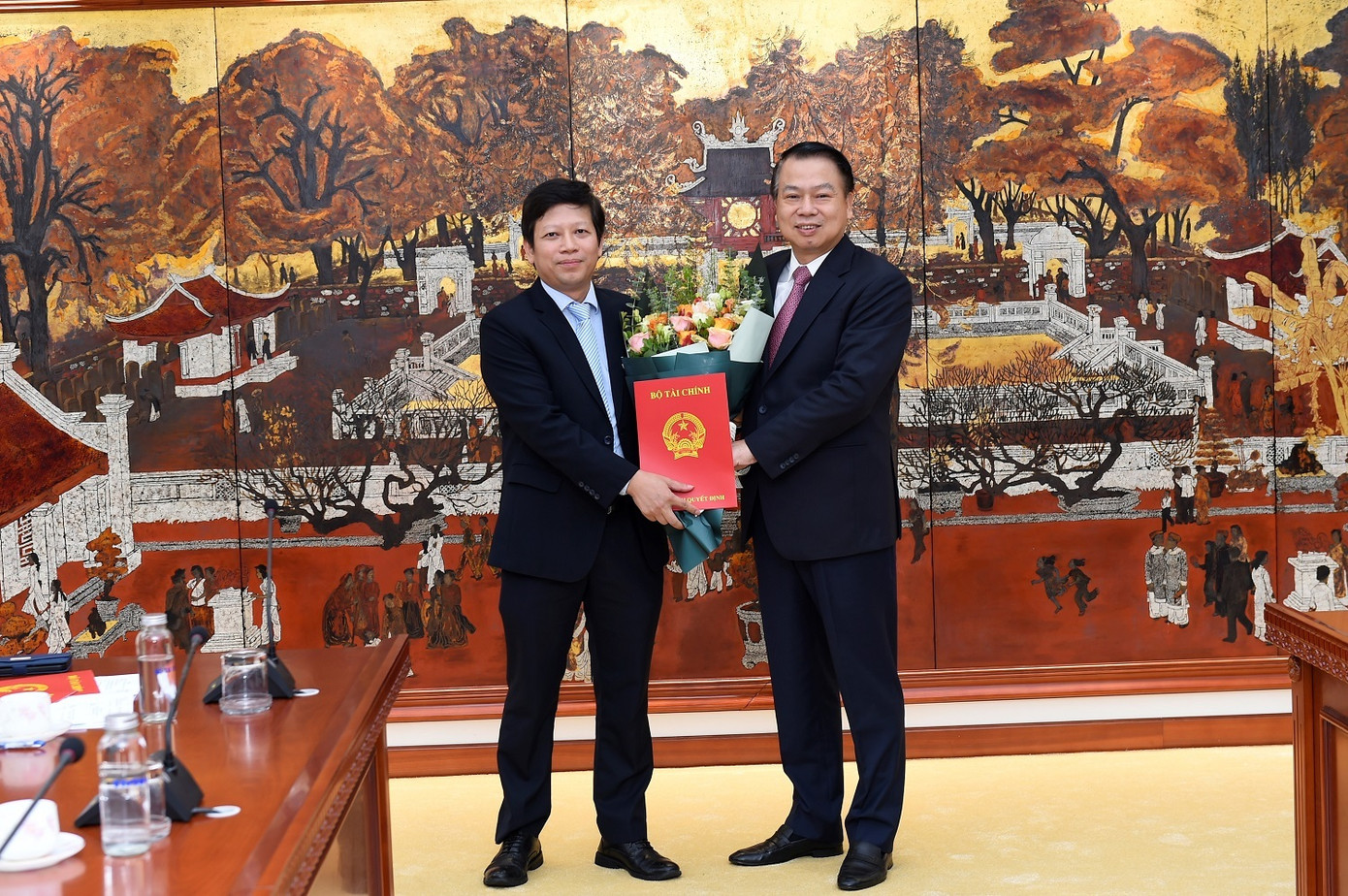 Thứ trưởng Nguyễn Đức Chi trao quyết định điều động ông Phạm Văn Trường giữ chức Phó Chánh Văn phòng Bộ Tài chính Thứ trưởng Nguyễn Đức Chi trao quyết định điều động ông Phạm Văn Trường giữ chức Phó Chánh Văn phòng Bộ Tài chính