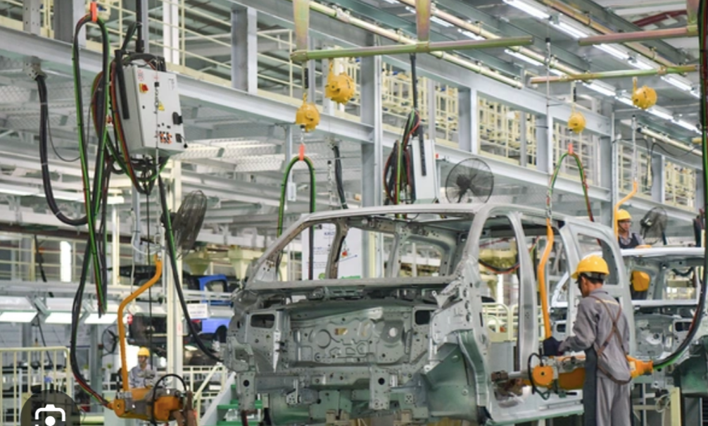 Bộ Tài chính xin rút đề xuất giảm 50% lệ phí trước bạ ô tô sản xuất lắp ráp trong nước. Trong ảnh, dây chuyền sản xuất, lắp ráp ô tô của Thaco. (Ảnh:Thaco).