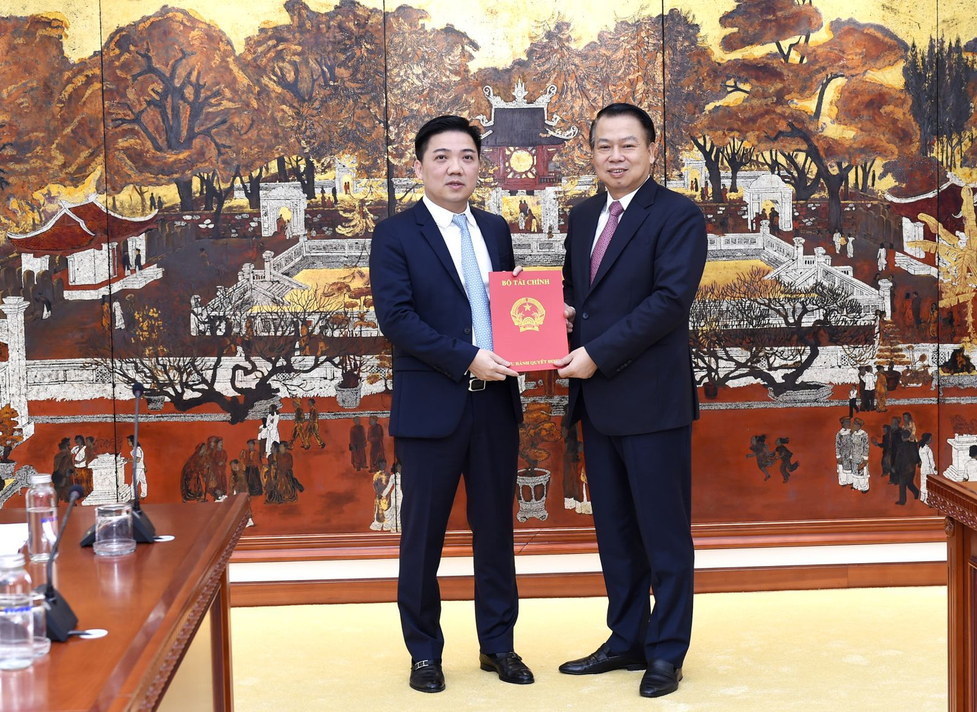 Thứ trưởng Nguyễn Đức Chi trao quyết định điều động, bổ nhiệm ông Phạm Quang Toản giữ chức Cục trưởng Cục Kế hoạch Tài chính. Thứ trưởng Nguyễn Đức Chi trao quyết định điều động, bổ nhiệm ông Phạm Quang Toản giữ chức Cục trưởng Cục Kế hoạch Tài chính.