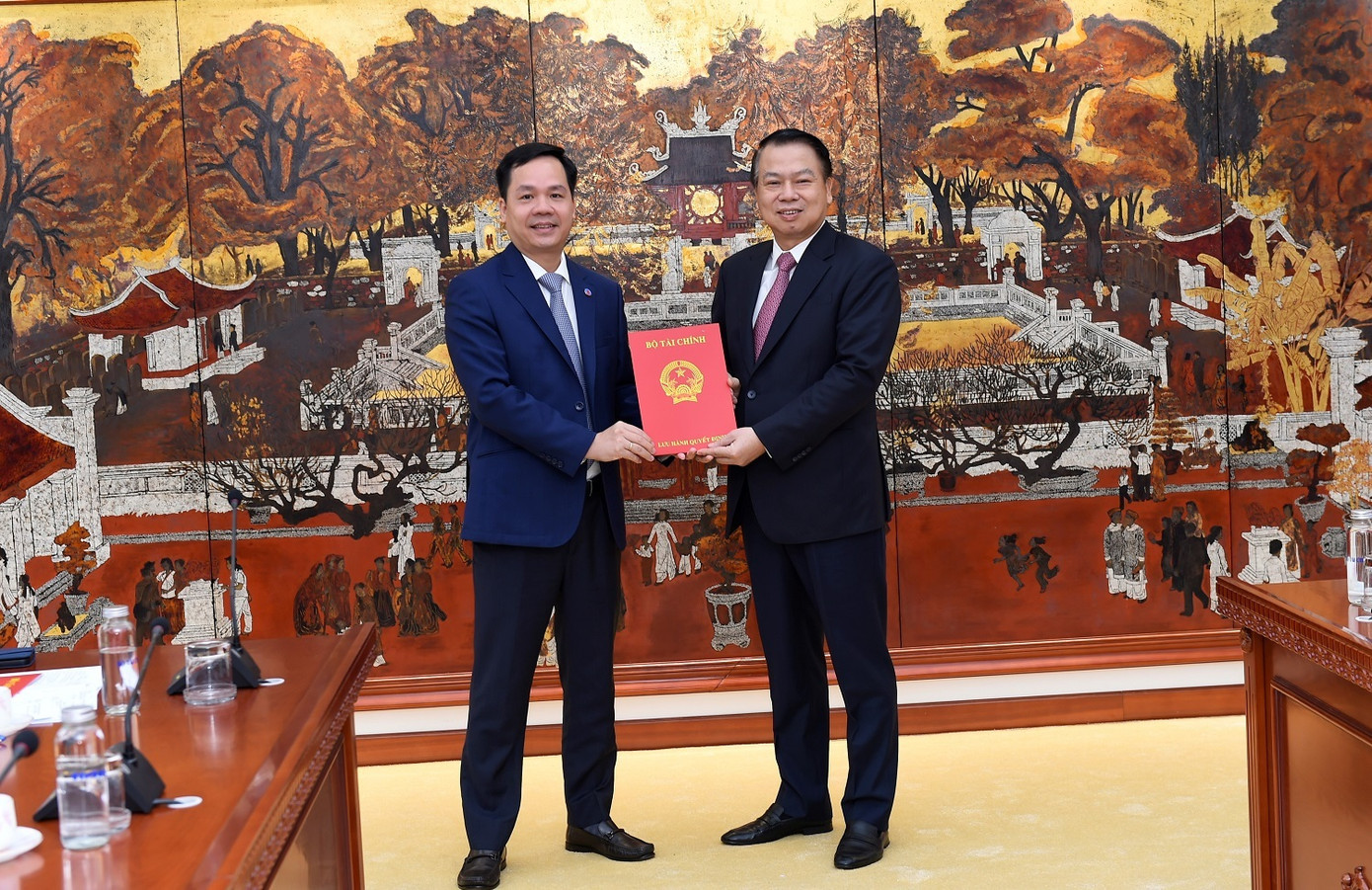 Thứ trưởng Nguyễn Đức Chi trao quyết định điều động, bổ nhiệm ông Bùi Hữu Phú giữ chức Phó Cục trưởng Cục Quản lý, giám sát kế toán, kiểm toán. Thứ trưởng Nguyễn Đức Chi trao quyết định điều động, bổ nhiệm ông Bùi Hữu Phú giữ chức Phó Cục trưởng Cục Quản lý, giám sát kế toán, kiểm toán.