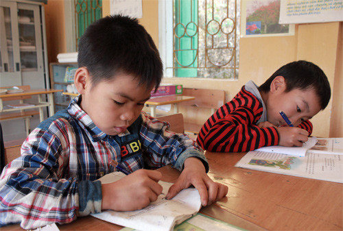 Hằng ngày, học sinh ở Đồng Mậm đang phải đánh lộn với sông nước để kiếm con chữ. Trong ảnh, em Giáp Văn Đạt (áo sọc) đã chèo thuyền đi học từ năm 6 tuổi. Ảnh: Phan Dương. Hằng ngày, học sinh ở Đồng Mậm đang phải đánh lộn với sông nước để kiếm con chữ. Trong ảnh, em Giáp Văn Đạt (áo sọc) đã chèo thuyền đi học từ năm 6 tuổi. Ảnh: Phan Dương