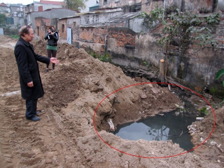 Ông Trường chỉ vị trí ngôi mộ tổ của dòng họ Phùng đã được tìm thấy và di dời ngày 12-3. Ảnh: Tuấn Nguyễn. Ông Trường chỉ vị trí ngôi mộ tổ của dòng họ Phùng đã được tìm thấy và di dời ngày 12-3. Ảnh: Tuấn Nguyễn.