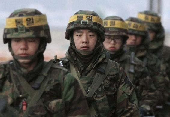 Thủy quân lục chiến Hàn Quốc tuần tra trên đảo Yeonpyeong hồi tháng 12 năm 2010