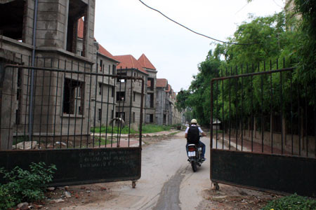 Khi đi sâu vào bên trong thì tuyệt nhiên không thấy bóng dáng công nhân, cánh cổng mở ra cho những người ngại đường xa đi tắt