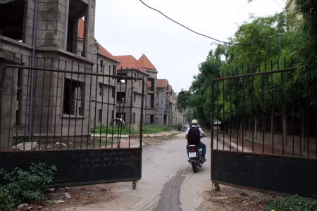 Khi đi sâu vào bên trong thì tuyệt nhiên không thấy bóng dáng công nhân, cánh cổng mở ra cho những người ngại đường xa đi tắt